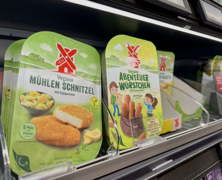 Vegane Mühlen Schnitzel und vegane Abenteuer Würstchen im Regal eines Supermarktes.