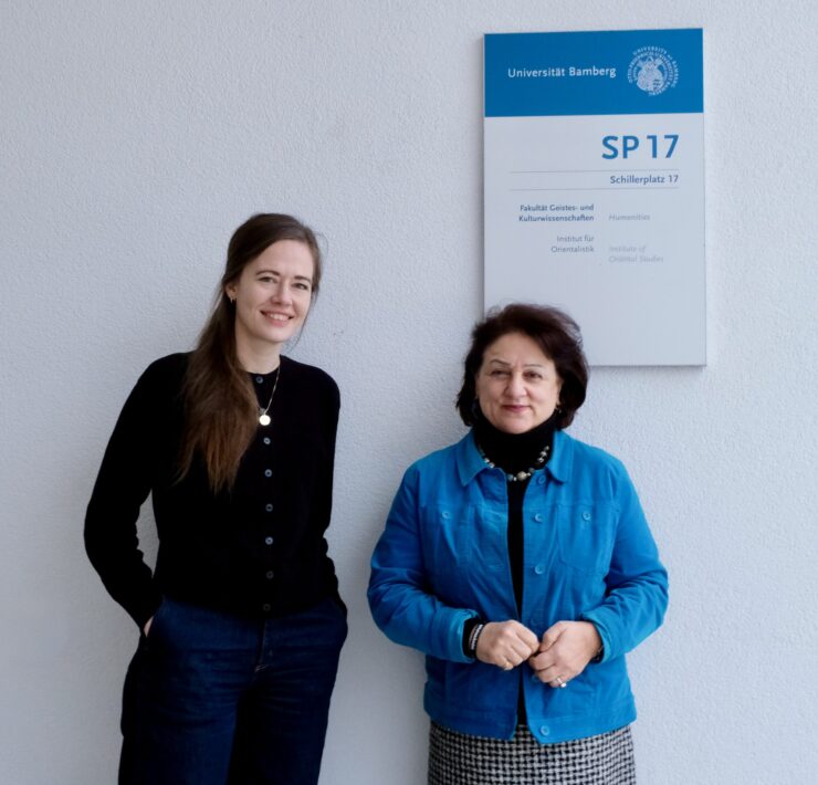 Christine Kämpfer und Mitra Sharifi vor dem Institut für Orientalistik, Quelle: privat